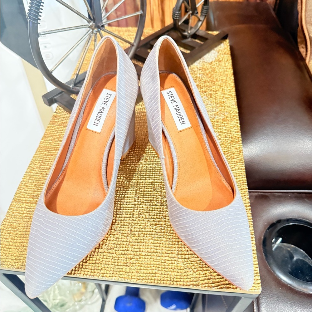 Steve Madden Light Gray Pointed Toe Pumps - Picture 6 of 10